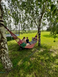 dzieci z Panią w hamaku