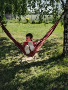 dziecko w hamaku